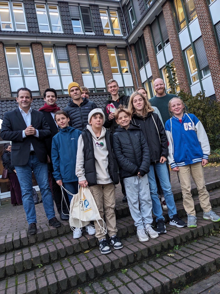 Der Bürgermeister der Stadt Pulheim trifft sich mit SchülerInnen und LehrerInnen zur Siegerehrung des Stadtradeln-Wettbewerbs vor dem Rathaus
